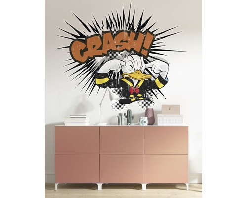 Decor de perete cu motivul Donald Duck deasupra unui bufet.