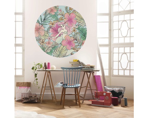 Scenă de locuință cu un decor de perete rotund cu o sirenă și un model floral deasupra unei mese