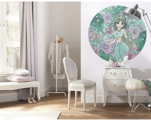 Cameră decorativă cu autocolant de perete, comodă și locuri pentru ședere.