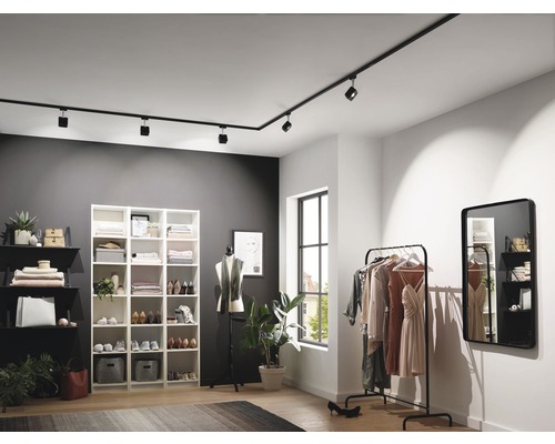 Dressing modern cu iluminare pe șină neagră, rafturi și suport pentru haine