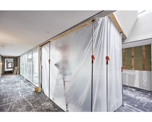 Șantier cu pereți de protecție împotriva prafului și suporturi telescopice într-o cameră