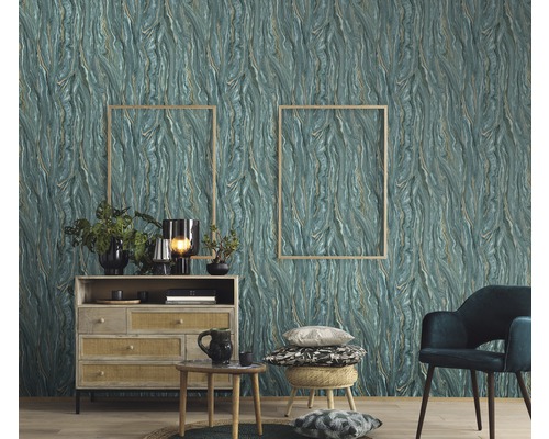 Living cu tapet cu model, comodă și fotoliu