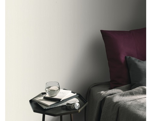 Scenă cu tapet, noptieră, pahar cu apă, caiete, ceas și pat