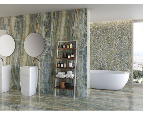 Baie cu chiuvete, oglinzi, raft și cadă, placată cu gresie cu aspect de marmură