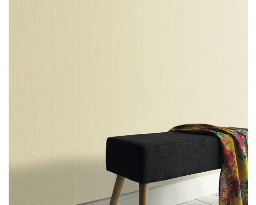 Tapetă deschisă la culoare cu o structură fină lângă o bancă cu o cârpă