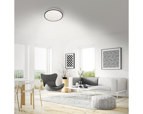 Living luminos cu plafonieră, canapea și decorațiuni