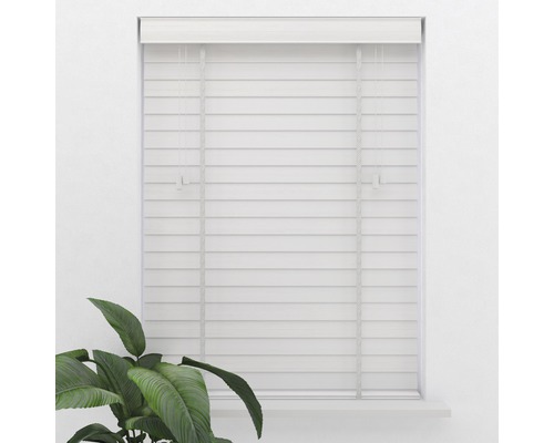 Jaluzea din lemn închisă la fereastră