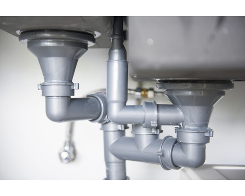 Țevi de scurgere sub o chiuvetă