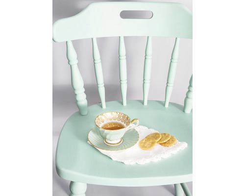 Scaun din lemn cu ceașcă de ceai și biscuiți