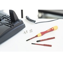 Șurubelniță Wiha cu șuruburi și biți pe o masă.