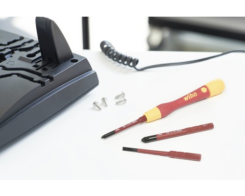 Șurubelniță Wiha cu șuruburi și biți pe o masă.