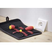 Set de șurubelnițe în geantă de scule lângă priză