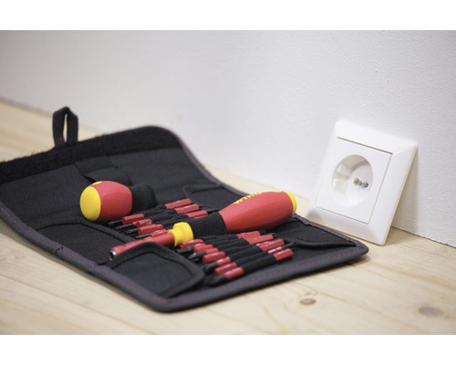 Set de șurubelnițe în geantă de scule lângă priză