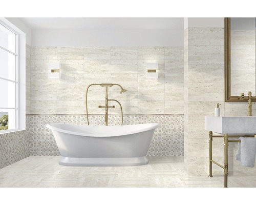 Baie cu cadă, lavoar și faianță cu aspect de piatră naturală