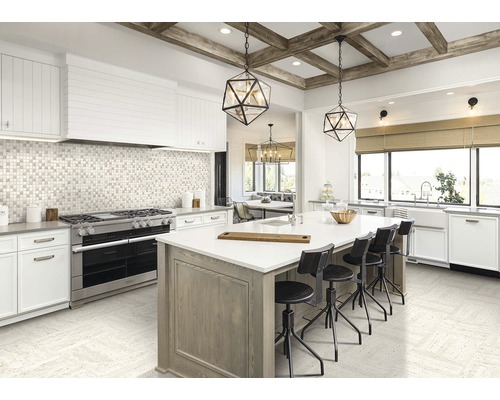 Bucătărie luminoasă cu insulă de gătit, mozaic și tavan cu grinzi din lemn