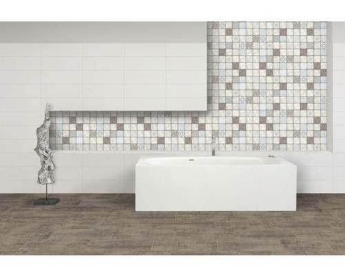 Baie modernă cu cadă, faianță și plăci decorative