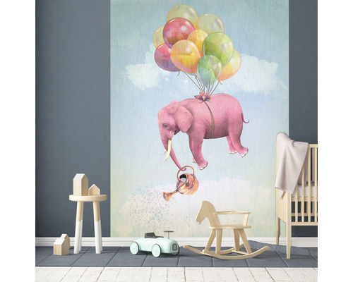 Cameră de copii cu pictură murală cu elefant și baloane, mașină de jucărie, cal balansoar și pătuț