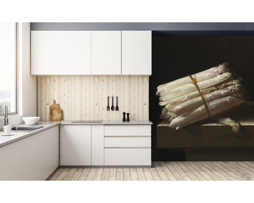 Bucătărie modernă cu dulapuri albe, blat de lucru din lemn și pictură murală cu natură statică