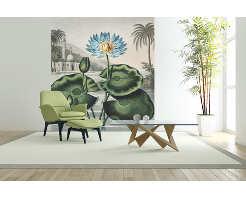 Cameră de zi cu fotoliu, taburet, masă și pictură murală cu motiv de nuferi