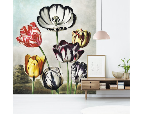 Perete decorativ cu model de lalele într-o cameră luminoasă.