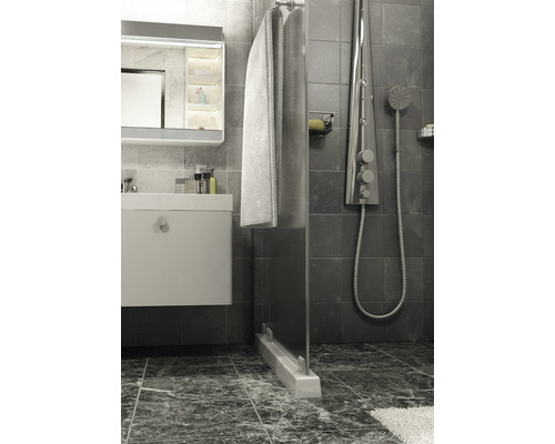 Baie cu lavoar, dulap cu oglindă, paravan de duș și panou de duș.