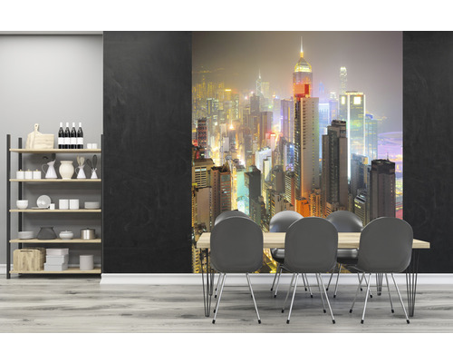 Sufragerie cu un fototapet care prezintă un oraș luminat și un raft