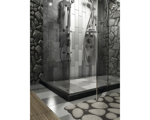 Cabină de duș spațioasă cu pereți de sticlă și perete de piatră