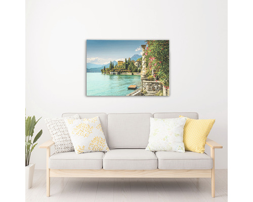 Tablou canvas cu motiv marin deasupra unei canapele