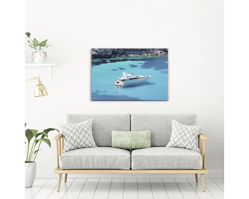 Pânză decorativă cu motiv iaht deasupra unei canapele gri