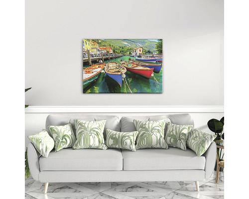 Tablou de perete cu o scenă cu bărci într-un port deasupra unei canapele