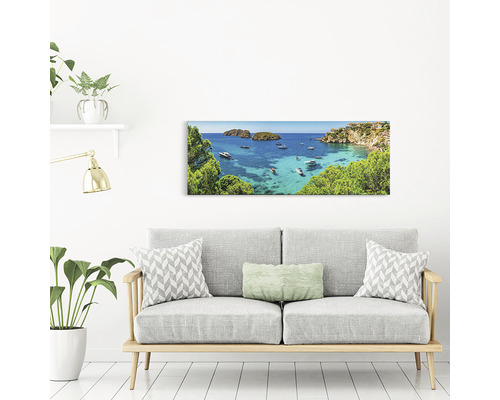 Imagine de perete cu peisaj de coastă deasupra unei canapele