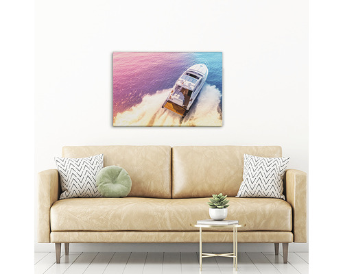 Pictură cu o barcă cu motor într-un living