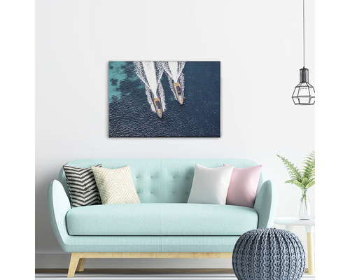 Tablou de perete cu două bărci pe mare deasupra unei canapele