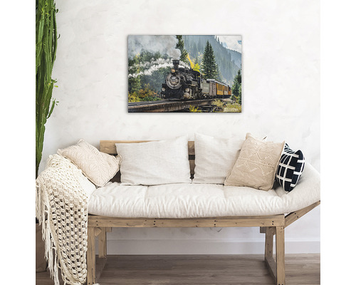 Tablou cu o locomotivă cu aburi într-un peisaj forestier deasupra unei canapele