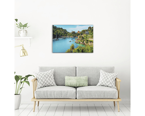 Tablou de perete cu peisaj de coastă deasupra unei canapele