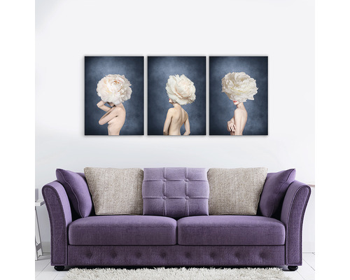 Picturi murale decorative cu motive florale deasupra unei canapele în camera de zi