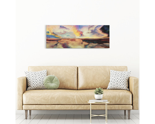 Scenă cu o canapea și un tablou abstract cu peisaj pe perete