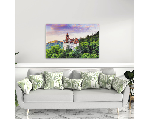 Pictură murală decorativă cu un castel deasupra unei canapele