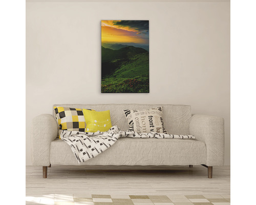 Cameră de zi cu canapea și pictură murală cu peisaj montan