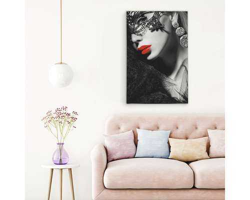 Pictură murală decorativă cu femeie cu mască deasupra canapelei