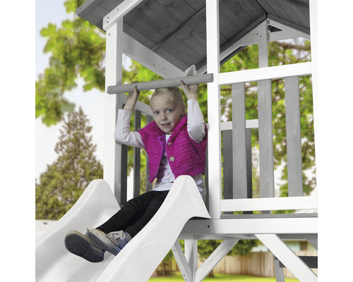 Fată pe un turn de joacă cu tobogan
