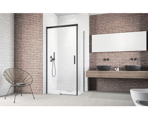 Baie modernă cu cabină de duș, chiuvete și perete din cărămidă