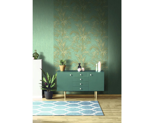 Cameră de zi decorativă cu tapet verde cu model vegetal, dulap și covor