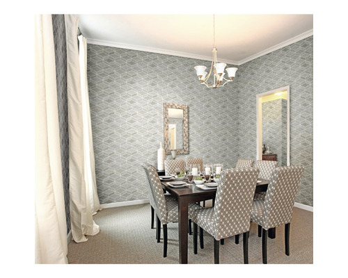 Sufragerie cu masă, scaune, oglindă, lampă și tapet geometric