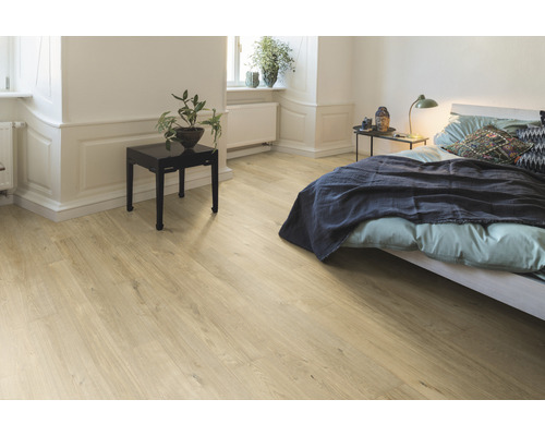 Dormitor luminos cu podea laminată cu aspect de lemn, pat și noptieră