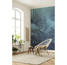 Living cu fereastră, plante, decorațiuni, covor, scaun și fototapet cu motive vegetale