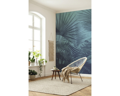 Living cu fereastră, plante, decorațiuni, covor, scaun și fototapet cu motive vegetale