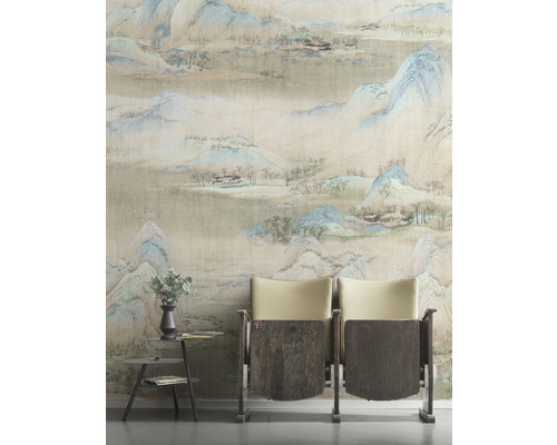 Cameră cu tapet cu model, două scaune și o masă mică