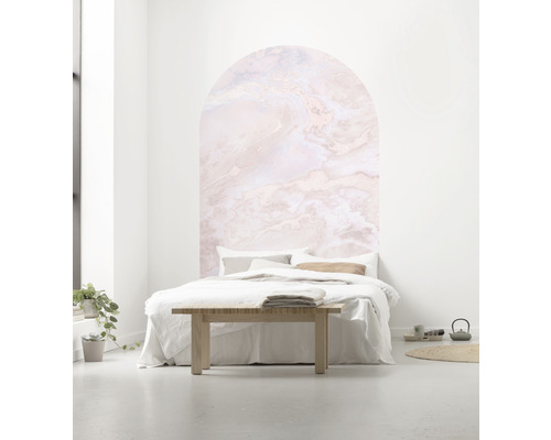 Dormitor cu pat și pictură murală cu aspect de marmură