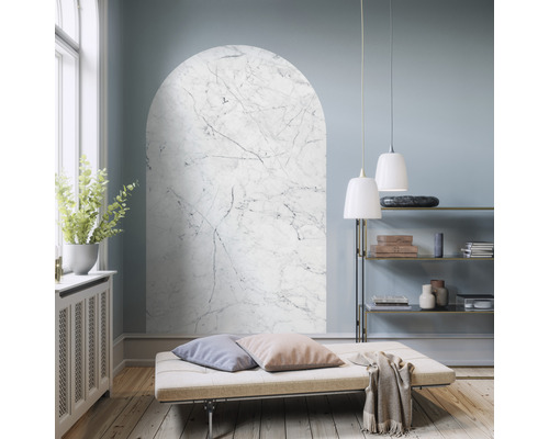 Cameră de zi cu pictură murală în arcadă cu aspect de marmură, șezlong și rafturi